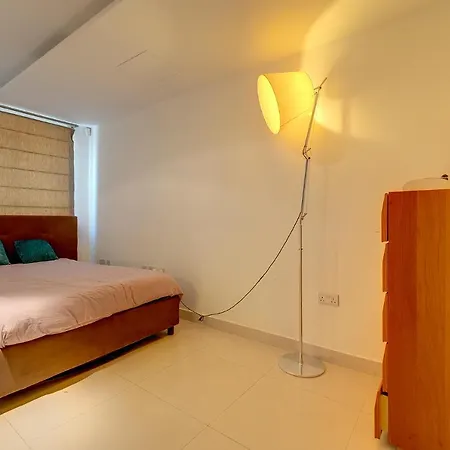 Exquisite Seafront In Spinola Bay St Julians شقة