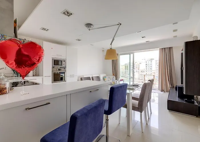 Exquisite Seafront In Spinola Bay St Julians شقة